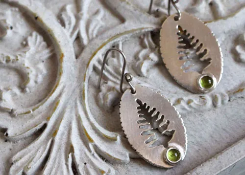 Xylia, aretes árbol del bosque en plata y peridoto