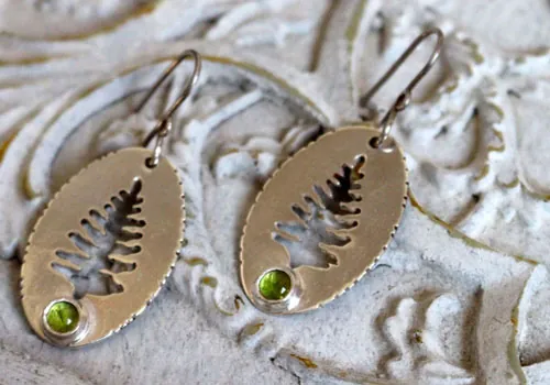 Xylia, aretes árbol del bosque en plata y peridoto