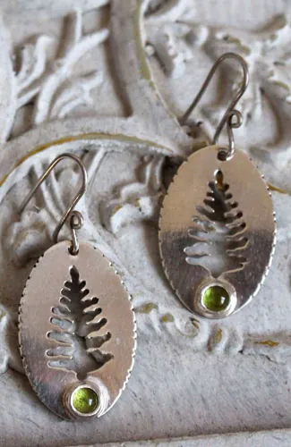 Xylia, aretes árbol del bosque en plata y peridoto