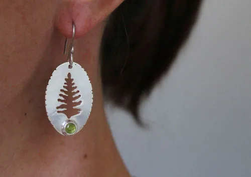 Xylia, aretes árbol del bosque en plata y peridoto