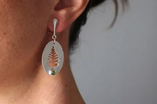 Xylia, aretes árbol del bosque en plata y peridoto