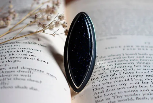 Ya no estás aquí, anillo de conmemoración en plata y goldstone azul