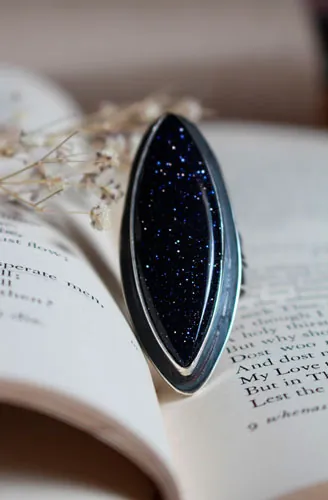 Ya no estás aquí, anillo de conmemoración en plata y goldstone azul