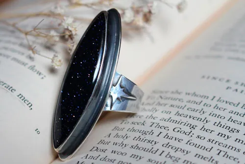 Ya no estás aquí, anillo de conmemoración en plata y goldstone azul