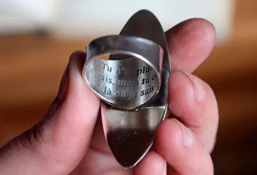 Ya no estás aquí, anillo de conmemoración en plata y goldstone azul