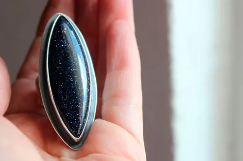 Ya no estás aquí, anillo de conmemoración en plata y goldstone azul