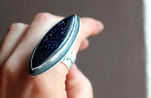 Ya no estás aquí, anillo de conmemoración en plata y goldstone azul