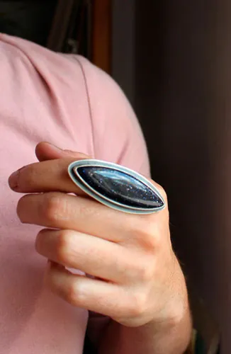 Ya no estás aquí, anillo de conmemoración en plata y goldstone azul