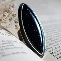 Ya no estás aquí, anillo de conmemoración en plata y goldstone azul