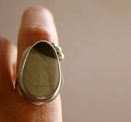 Yanagi, anillo mar meditativo en plata y jaspe Willow Creek
