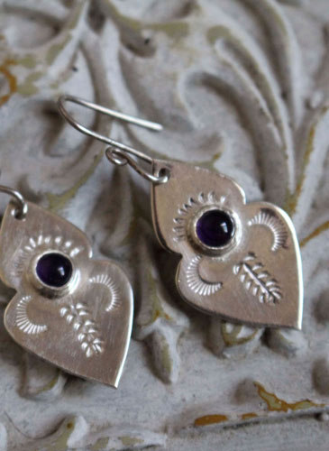 Yuma, Native American arrowhead earrings in silver and amethyst