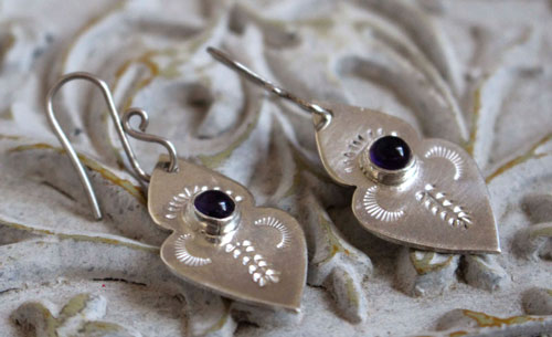 Yuma, Native American arrowhead earrings in silver and amethyst