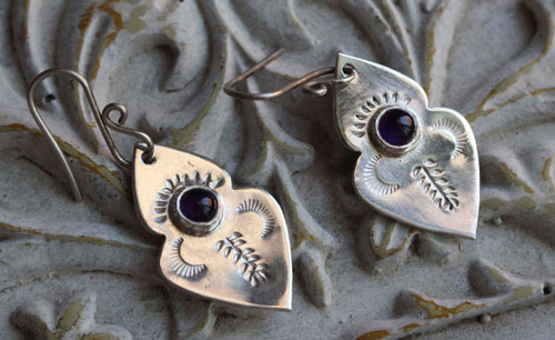Yuma, Native American arrowhead earrings in silver and amethyst