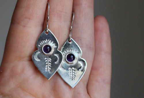 Yuma, Native American arrowhead earrings in silver and amethyst