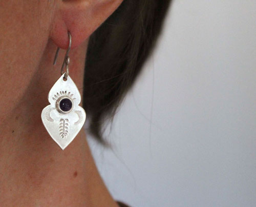 Yuma, Native American arrowhead earrings in silver and amethyst