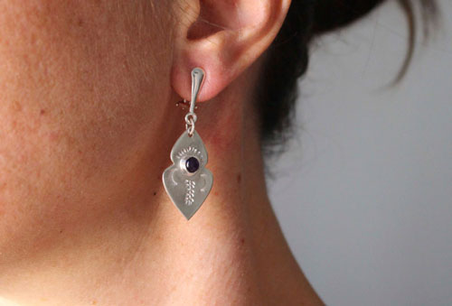Yuma, Native American arrowhead earrings in silver and amethyst